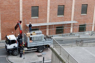 Bakım işleri bir binada yapılıyor.