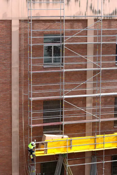 Bakım işleri bir binada yapılıyor.