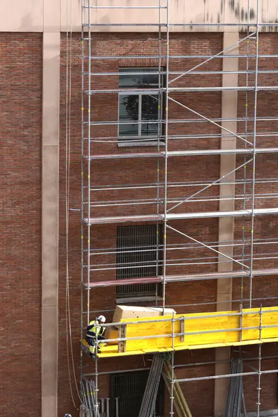 Bakım işleri bir binada yapılıyor.