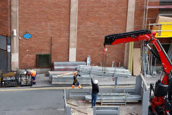 Bakım işleri bir binada yapılıyor.