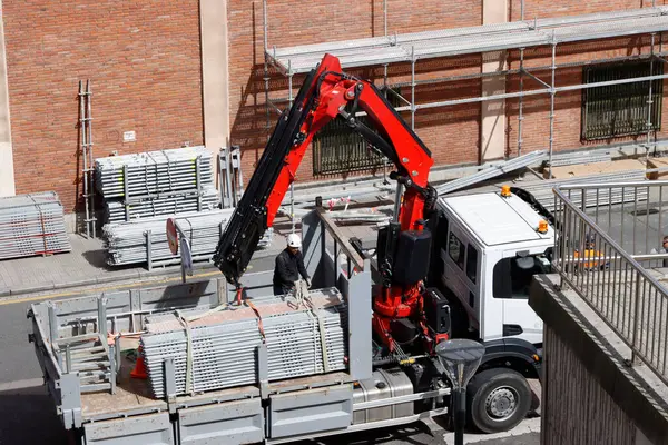 Bakım işleri bir binada yapılıyor.
