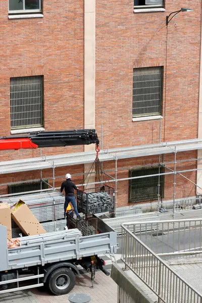 Bakım işleri bir binada yapılıyor.