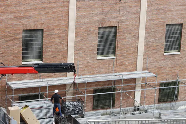 Bakım işleri bir binada yapılıyor.