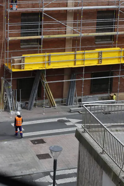 Bakım işleri bir binada yapılıyor.