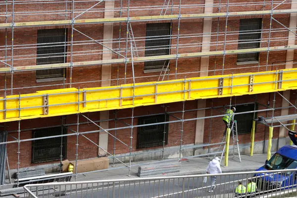 Bakım işleri bir binada yapılıyor.