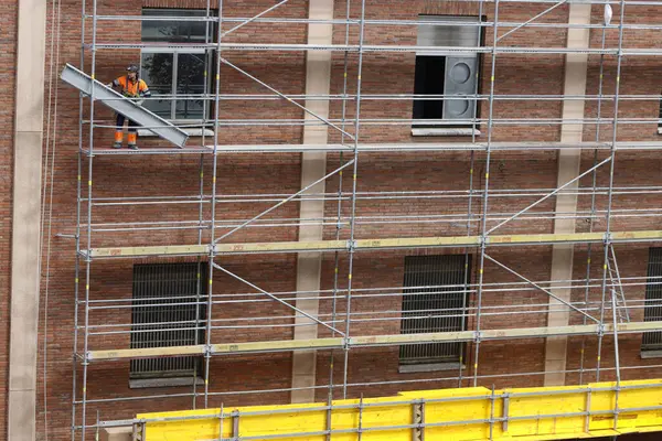 Bakım işleri bir binada yapılıyor.