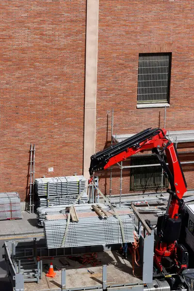 Bakım işleri bir binada yapılıyor.