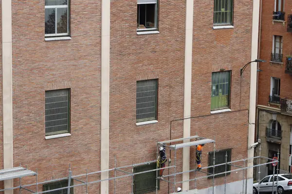 Bakım işleri bir binada yapılıyor.