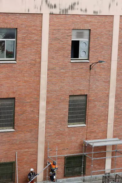 Bakım işleri bir binada yapılıyor.