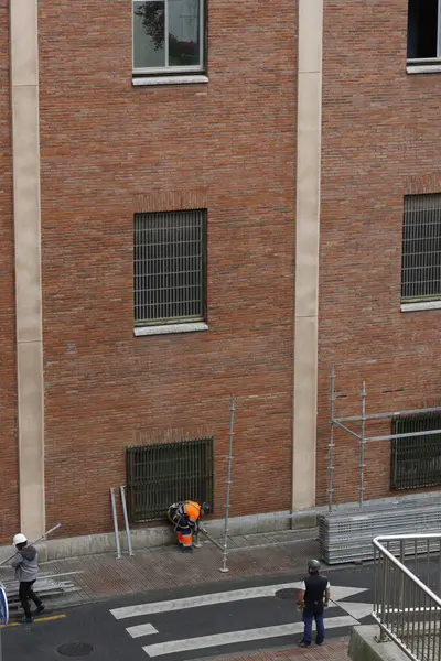 Bakım işleri bir binada yapılıyor.