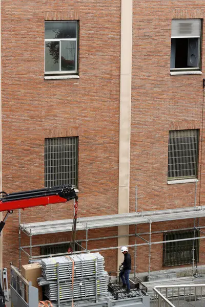 Bakım işleri bir binada yapılıyor.