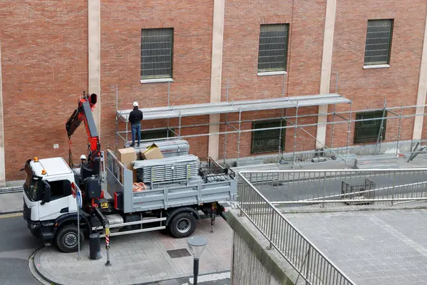 Bakım işleri bir binada yapılıyor.