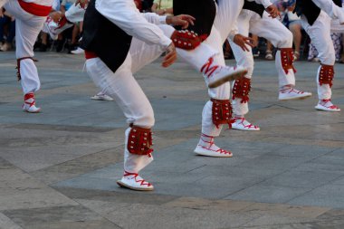 Açık hava festivalinde Bask halk dansı gösterisi
