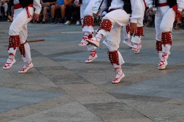 Açık hava festivalinde Bask halk dansı gösterisi
