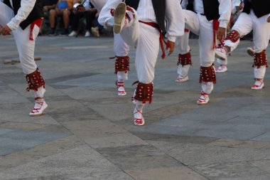 Açık hava festivalinde Bask halk dansı gösterisi