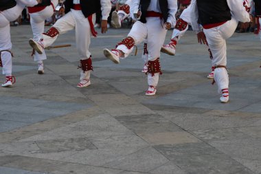 Açık hava festivalinde Bask halk dansı gösterisi