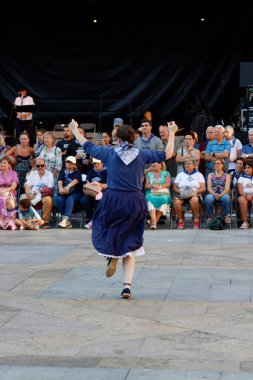 Açık hava festivalinde Bask halk dansı gösterisi
