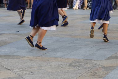 Açık hava festivalinde Bask halk dansı gösterisi