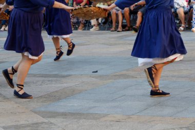Açık hava festivalinde Bask halk dansı gösterisi