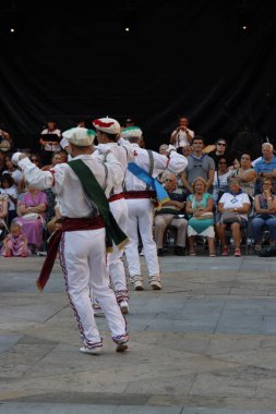 Açık hava festivalinde Bask halk dansı gösterisi