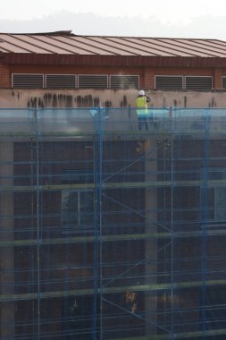 Bakım işleri bir binada yapılıyor.