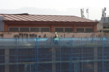 Bakım işleri bir binada yapılıyor.