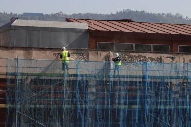 Bakım işleri bir binada yapılıyor.