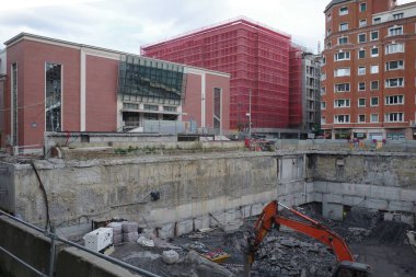 Şehirdeki inşaat alanında.