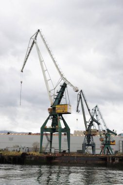 İspanya, Bilbao 'nun nehir kıyısında sanayi ortamı