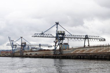 İspanya, Bilbao 'nun nehir kıyısında sanayi ortamı