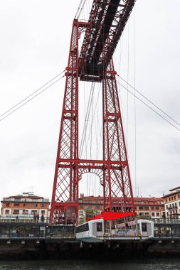 Biscay Köprüsü Bilbao nehri üzerinde.