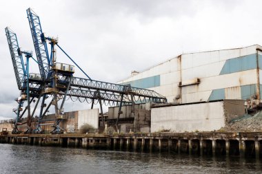 İspanya, Bilbao 'nun nehir kenarındaki sanayi manzarası