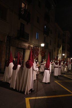 Bir İspanyol şehrinde gece kutsal hafta geçidi