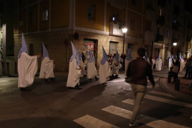 Bir İspanyol şehrinde gece kutsal hafta geçidi