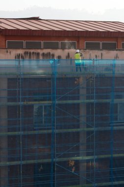 Bakım altındaki bir binada güvenlik ağı