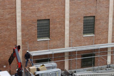 İnşaat sahasında bina iskeleleri var.