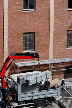 İnşaat sahasında bina iskeleleri var.