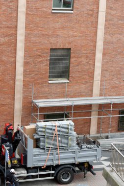 İnşaat sahasında bina iskeleleri var.