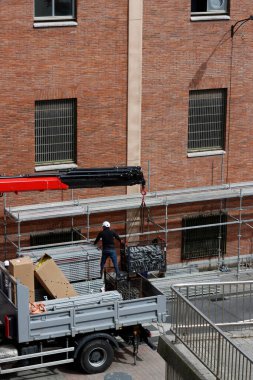 İnşaat sahasında bina iskeleleri var.