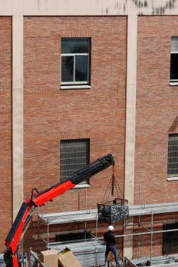 İnşaat sahasında bina iskeleleri var.