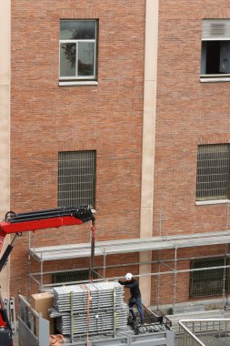 İnşaat sahasında bina iskeleleri var.