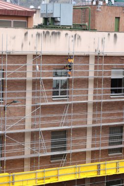 İnşaat sahasında bina iskeleleri var.