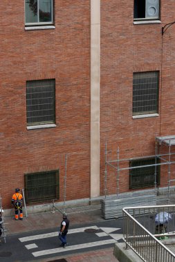 İnşaat sahasında bina iskeleleri var.