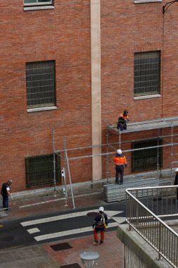 İnşaat sahasında bina iskeleleri var.