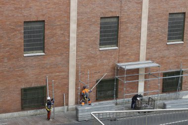 İnşaat sahasında bina iskeleleri var.