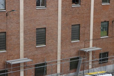 İnşaat sahasında bina iskeleleri var.