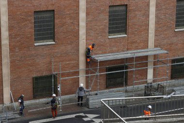 İnşaat sahasında bina iskeleleri var.