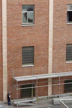 İnşaat sahasında bina iskeleleri var.