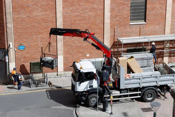 İnşaat sahasında bina iskeleleri var.