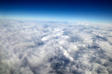 Bulutların üzerinde uçarken